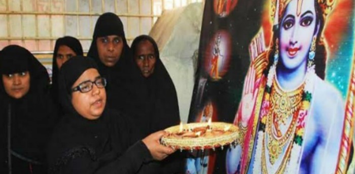 वाराणसी में दिखा एक अद्भुत नजारा - राममंदिर में मुस्लिम महिलाओं ने की पूजा अर्चना