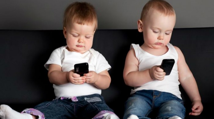 Smartphone Addiction: आपके बच्चे को शारीरक और मानसिक रूप से बना रहा कमजोर