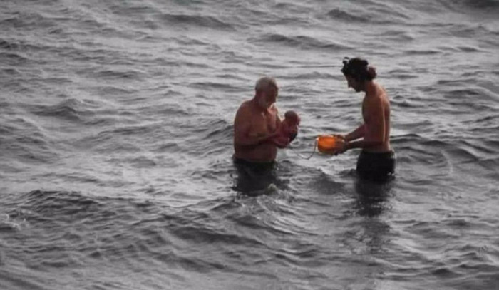 Incredible Moment! A Tourist Gives Birth In the Red Sea, Egypt – Photos